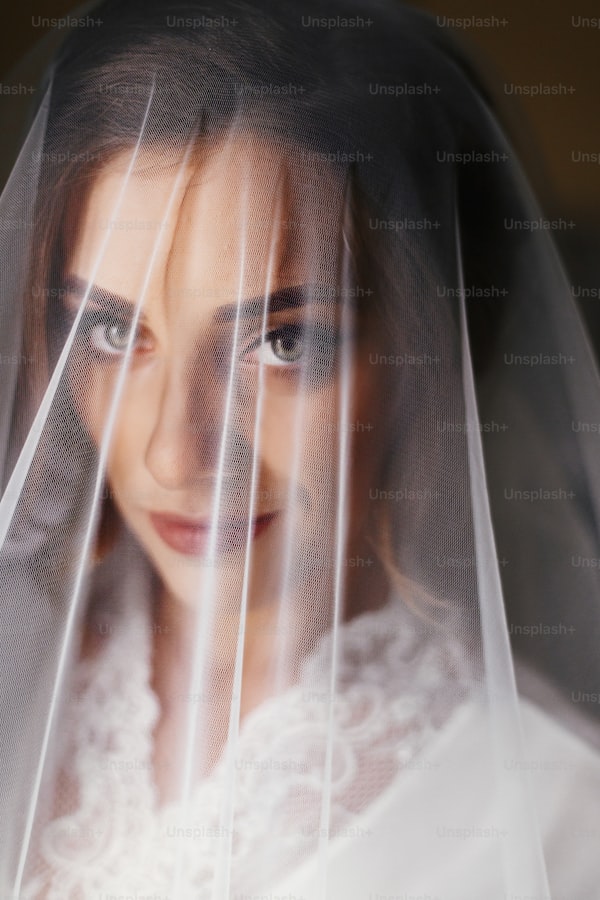 Choosing Between a Veil or a Headpiece for Your Wedding Dress: A Comprehensive Guide