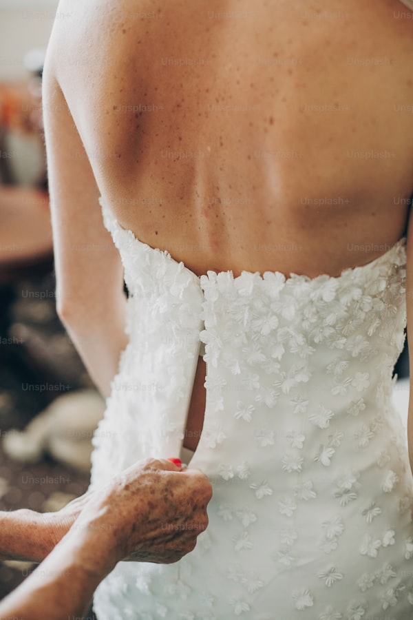 Lace-Trimmed Hand Fans for Weddings: A Timeless Accessory for Your Special Day