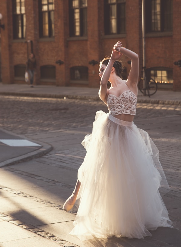 How to Choose a Comfortable Wedding Dress for Dancing: A Comprehensive Guide