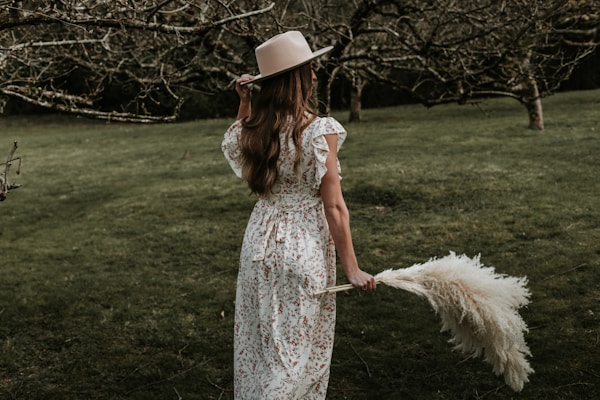 How to Choose a Wedding Dress with a Vintage Lace Collar: A Timeless Guide